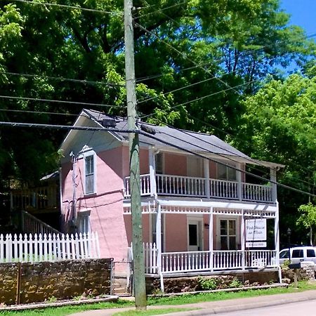 The Pink House On Main - Lower Eureka Springs Zewnętrze zdjęcie